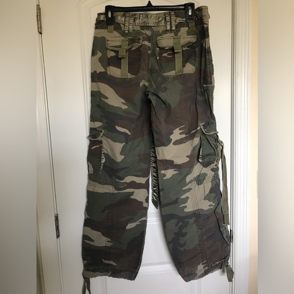 Abercrombie size 2 Camouflage Cargo Pants lots of beautiful details Pockets - Picture 7 of 16